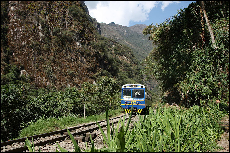 PeruRail es una de dos empresas ferroviarias autorizadas para ofrecer transporte dentro del parque nacional y hasta el pueblo de Aguas Calientes.